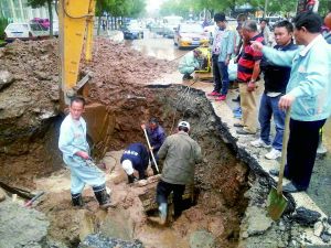 电线下沉压爆水管 淹路面 水管爆裂抢险现场