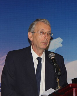 罗伯特丹尼尔斯在大会上发言